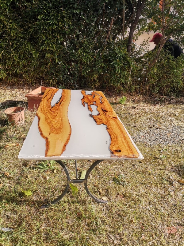 Tavolo caffè in legno ulivo e resina epossidica